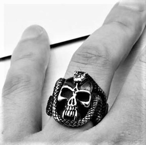 SNAKE BITE SKULL RING